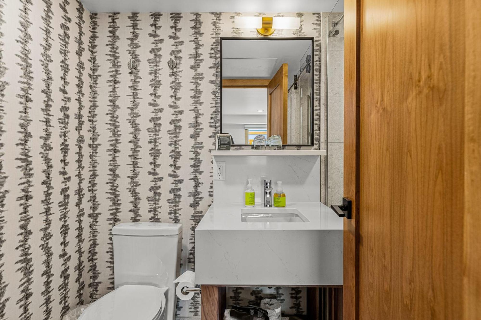 Hotel Canoe And Suites Банфф Екстер'єр фото